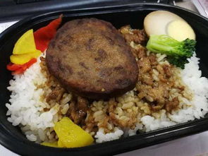 女子露营烤牛肉被牛群吃光