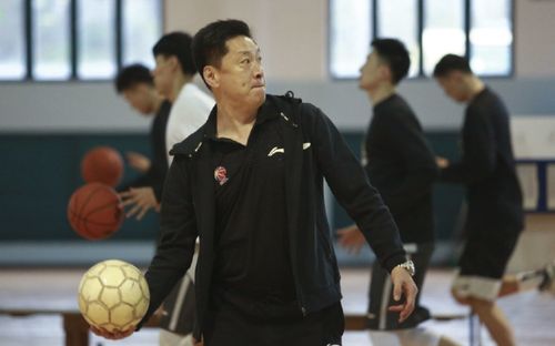 浙江广厦球迷掌掴北京队工作人员(浙江广厦球迷暴力事件,掌掴北京队工作人员的背后) 浙江广厦球迷掌掴北京队工作人员(浙江广厦球迷暴力事件,掌掴北京队工作人员的背后)