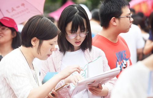 学校换掉下课铃 高三学生哭成泪人(学校换掉下课铃声，高三学生泪洒校园)