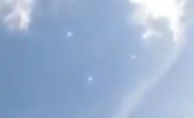 西安上空现大量白点状不明飞行物(西安上空现大量白点状不明飞行物，神秘现象引发关注与猜测)