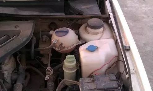 汽车冷却水箱加多少水好(汽车冷却水箱加多少水好，深度解析与操作建议)