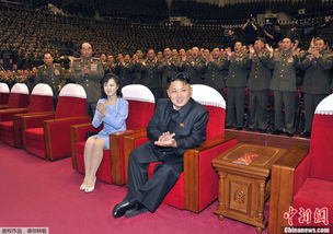 金正恩携女出席朝鲜驱逐舰下水仪式(金正恩携女出席朝鲜驱逐舰下水仪式，展现国家力量与家庭温情)