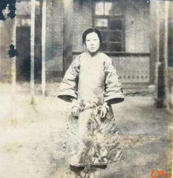 印度女董事校门口遭行刑式枪决