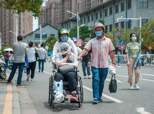 高考出分瞬间整个教师办公室沸腾了